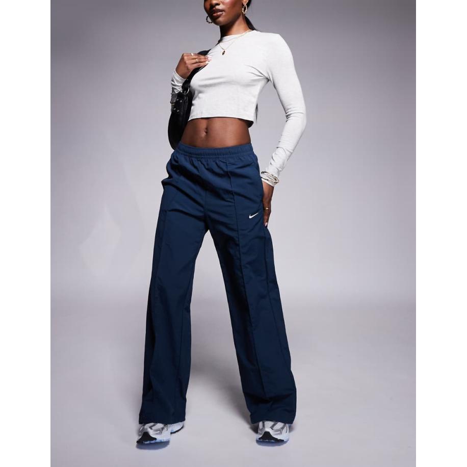Nike Trend Geweven broek met halfhoge taille en wijde pijpen in marineblauw Blauw