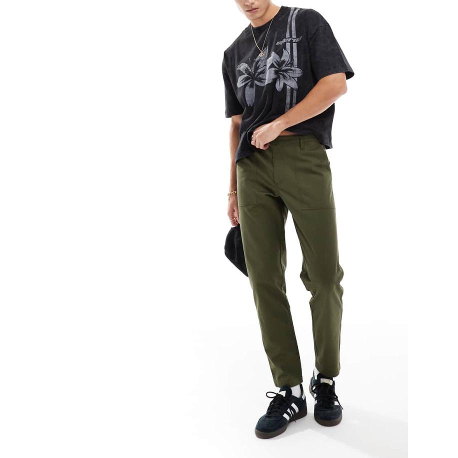 ASOS DESIGN - Toelopende broek in groen Groen