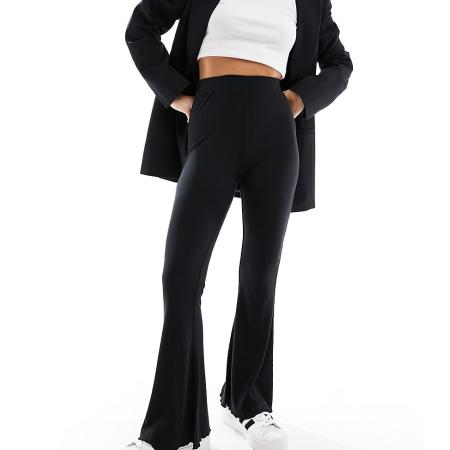 ASOS DESIGN Petite Geribbelde flare-broek met golvende zoom in zwart