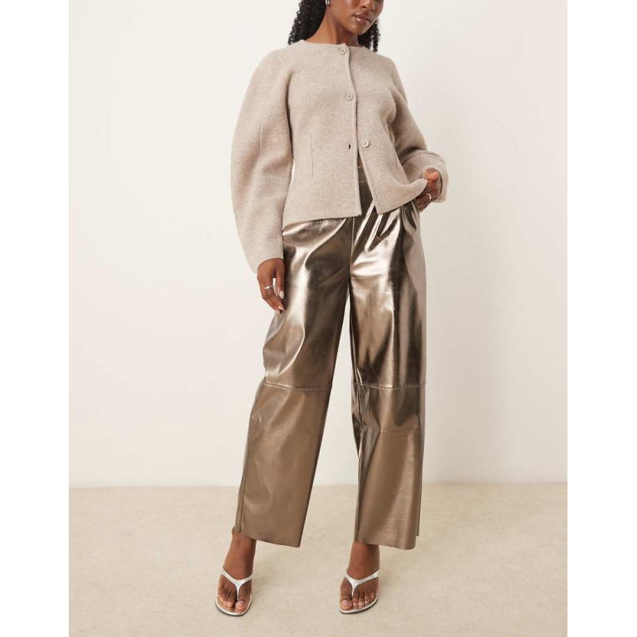 ASOS DESIGN Broek met elastische taille en wijde pijpen van imitatieleer in metallic goud-Bruin Bruin