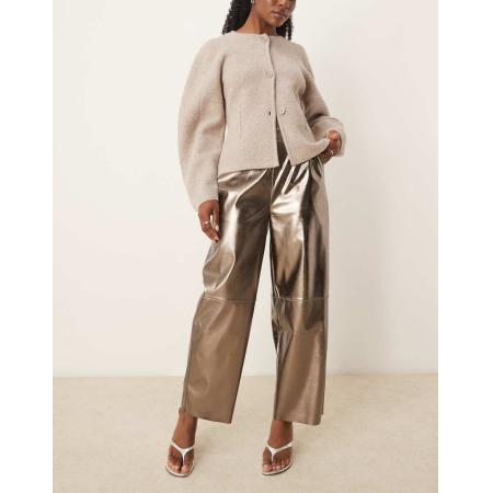 ASOS DESIGN Broek met elastische taille en wijde pijpen van imitatieleer in metallic goud-Bruin