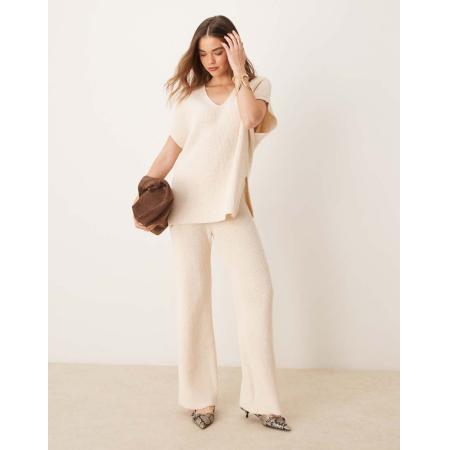 Pretty Lavish Ribgebreide ruimvallende broek in crème, deel van co-ord set-Wit