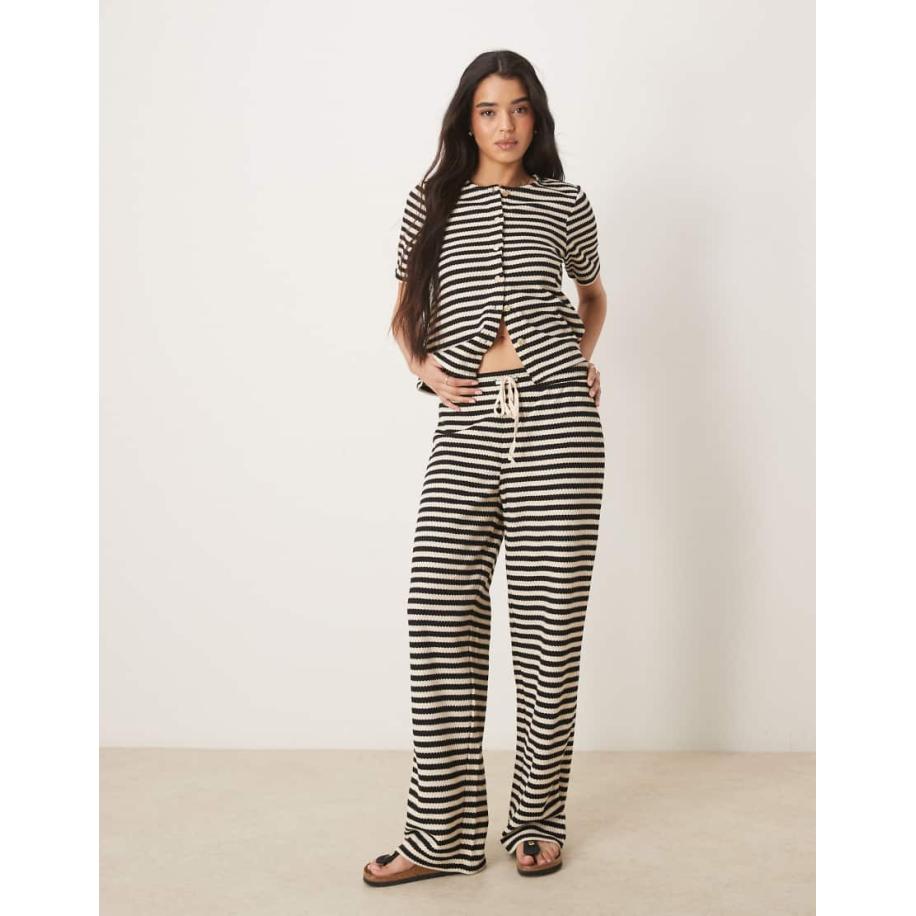 VILA Gebreide broek met wijde pijpen en textuur in zwart en crème, deel van co-ord set Zwart