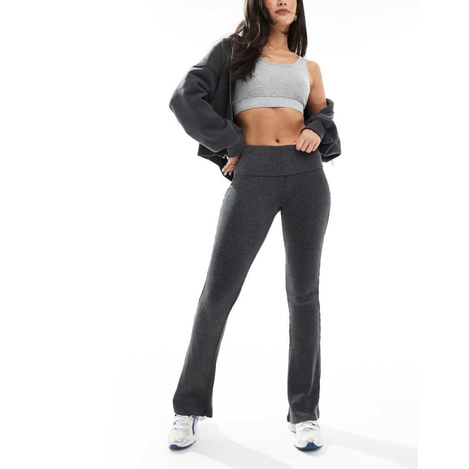 Monki Geribbelde flare-broek met omgeslagen tailleband in zwart Zwart