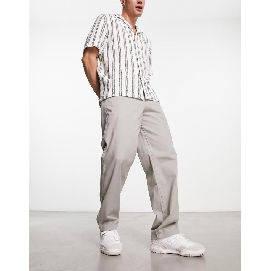 ADPT - Chino met wijde pasvorm in lichtgrijs Grijs