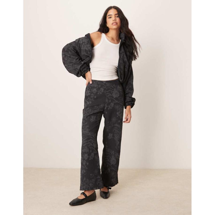 Nike MDC Broek met wijde pijpen van gebloemd jacquard in zwart en grijs Zwart