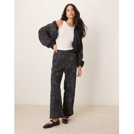 Nike MDC Broek met wijde pijpen van gebloemd jacquard in zwart en grijs