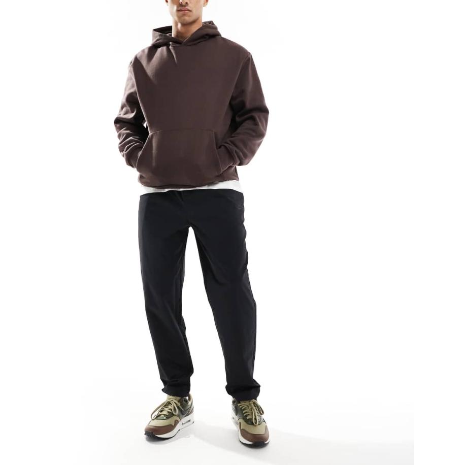 Nike - Club - Geweven, toelopende broek in zwart Zwart