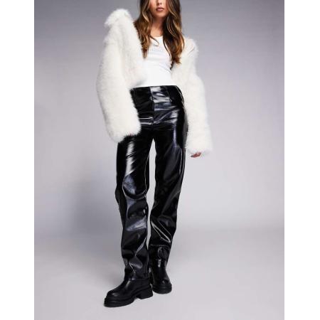 ASOS DESIGN Broek met hoogglanzende leerlook en rechte pijpen en studs in zwart