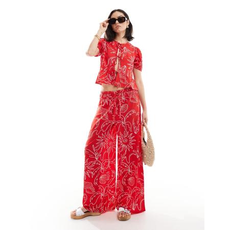 Wednesday's Girl Soleil Broek met wijde pijpen en print in rood, deel van co-ord set