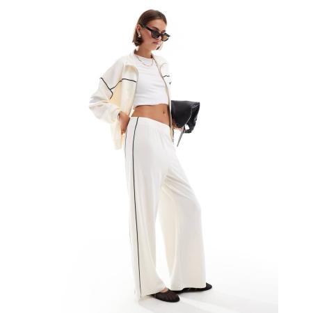 Only Broek met elastische taille, wijde pijpen en contrasterende biezen in crème, deel van co-ord set-Wit