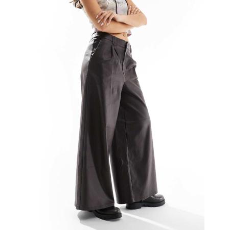 COLLUSION Broek van PU met coating en wijde pijpen in bruin