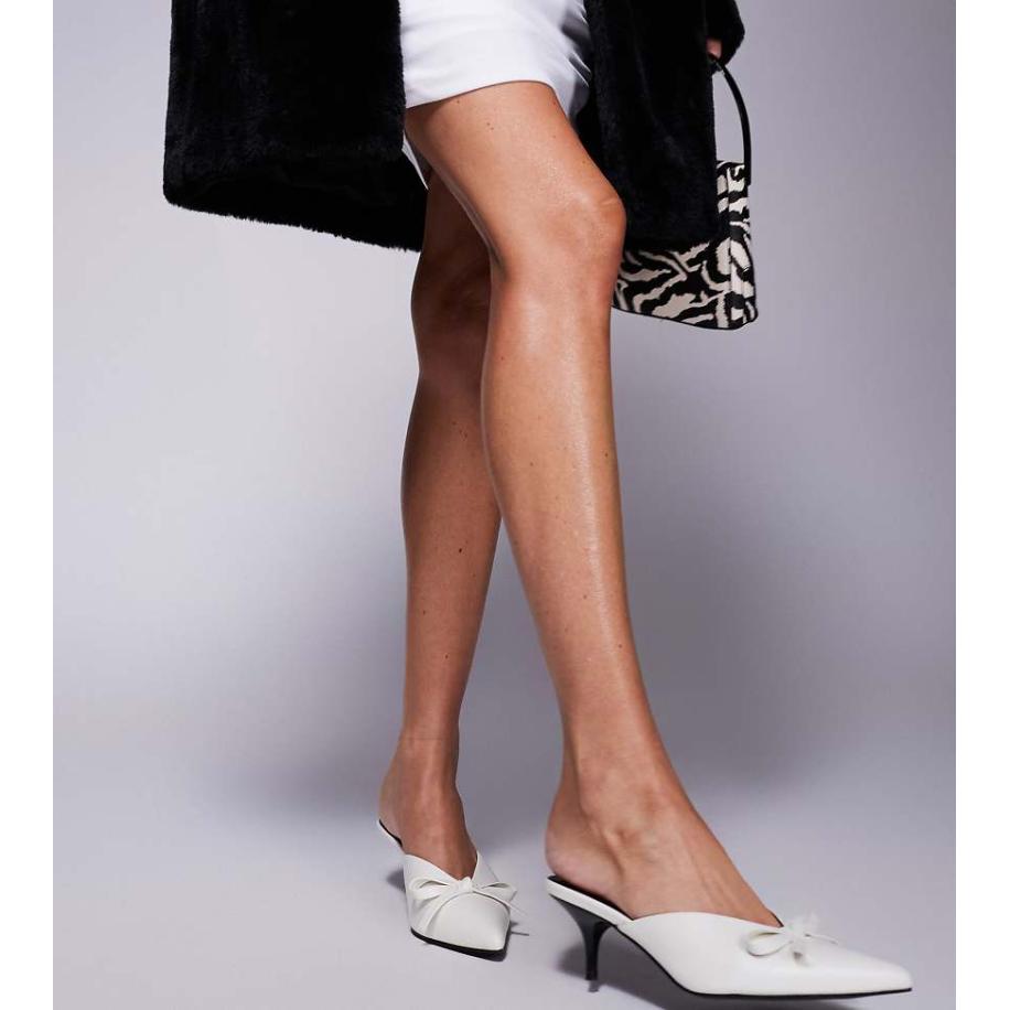 Public Desire Wide Fit Lionheart Puntige muiltjes met brede pasvorm en strik in wit Wit