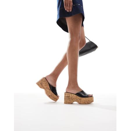 Bershka Platte sandalen van kurk in zwart en naturel