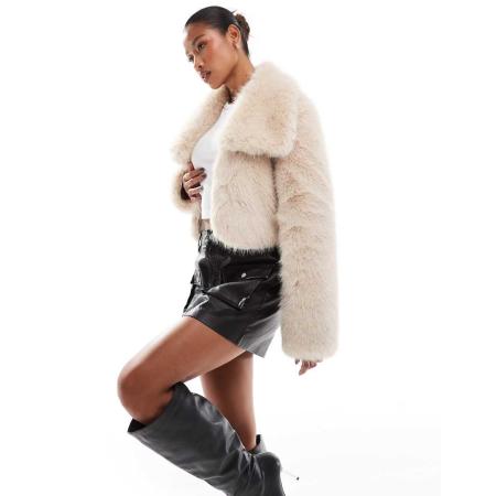 SIMMI Cropped jack van imitatiebont met oversized kraag in beige-Neutraal