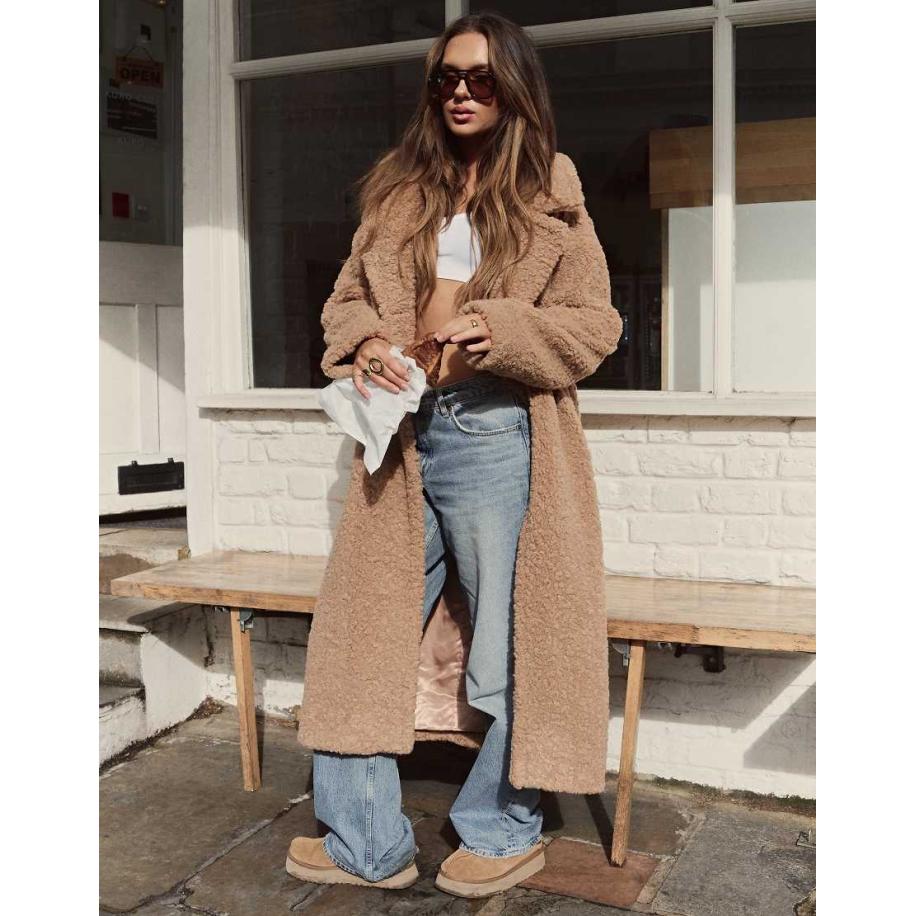 The Frolic x Bella Stovey Exclusive Oversized lange jas van teddy borg in camel-Neutraal Multicolor