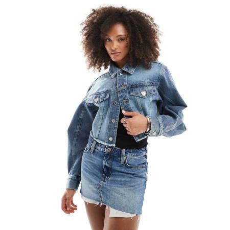 Monki Cropped denim jack met onafgewerkte zoom in middenblauw met wassing