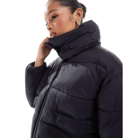 Stradivarius STR Cropped gewatteerd jack in zwart