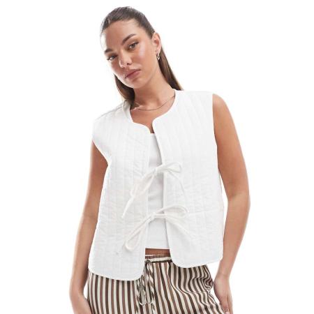 Pieces Lichtgewicht bodywarmer met wattering en gestrikte voorkant in wit