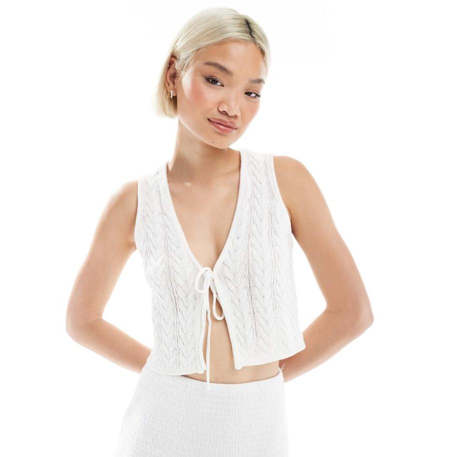 Bershka Gebreid gilet met geknoopte voorkant in wit Wit