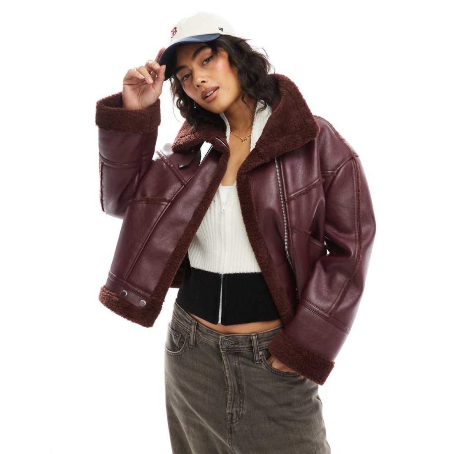 Bershka Oversized jack van imitatieschapenvacht in bordeauxrood Rood