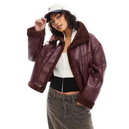 Bershka Oversized jack van imitatieschapenvacht in bordeauxrood