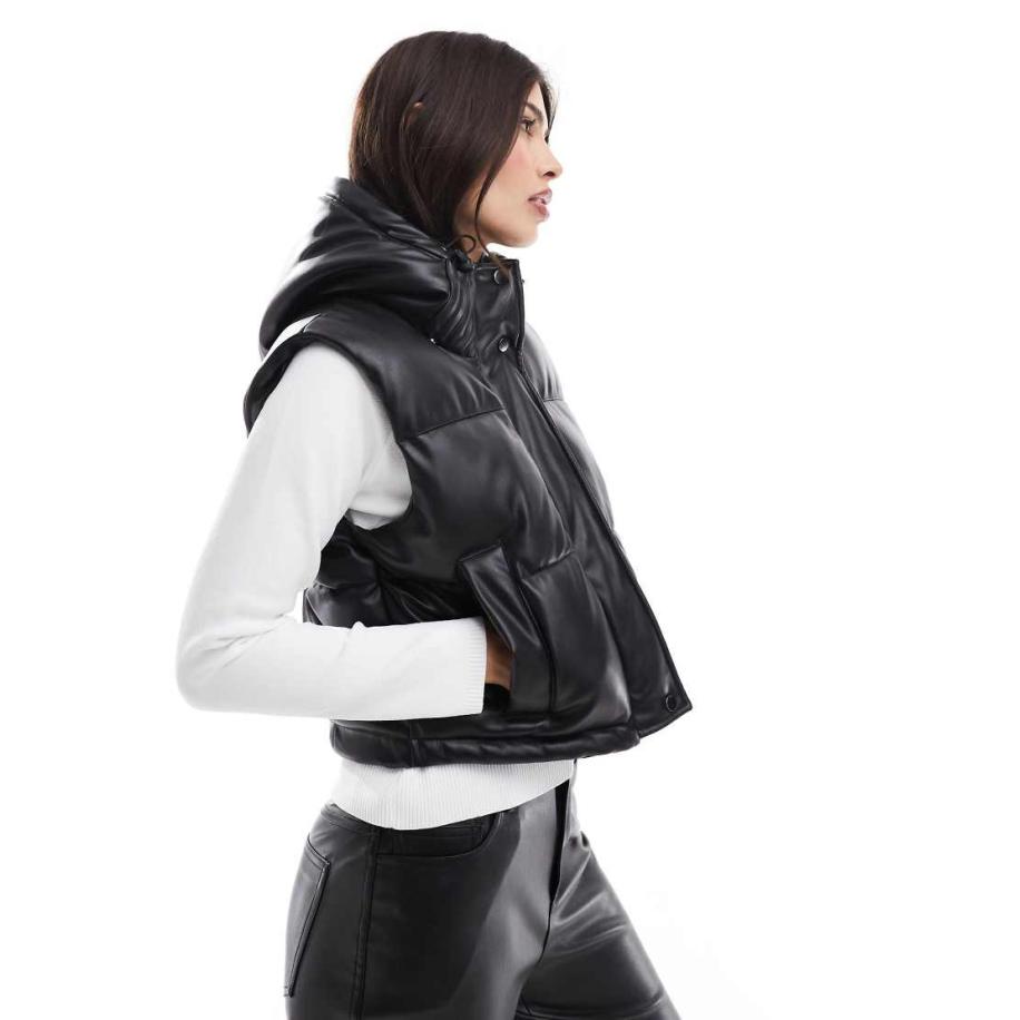 Pull & Bear Gewatteerde bodywarmer met capuchon van imitatieleer in zwart Zwart