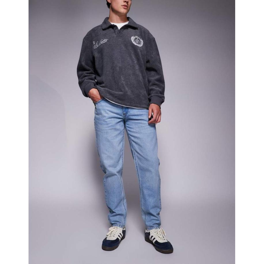 ASOS DESIGN - Jeans met smaltoelopende pijpen in blauw met lichte wassing Blauw