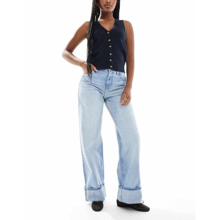 Bershka Jeans met wijde pijpen en omslag in blauw met lichte wassing