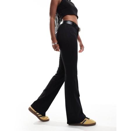 Wrangler Flared jeans met zakken aan de voorkant in zwart