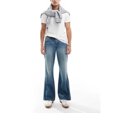 ASOS DESIGN - Wijd uitlopende jeans met naaddetail in mid-wash blauw