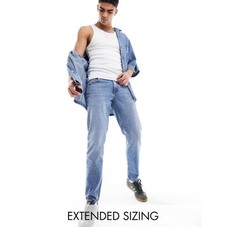 ASOS DESIGN - Jeans met smaltoelopende pijpen in blauw met lichte wassing