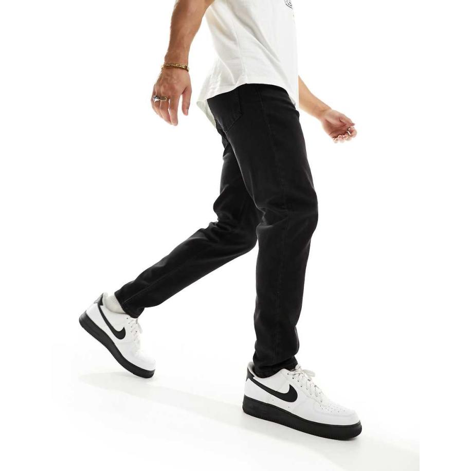 New Look - Jeans met smaltoelopende pijpen in zwart Zwart