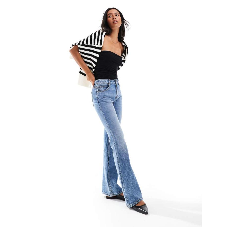 Stradivarius STR Flare jeans in medium blauwe wassing Blauw