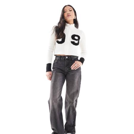 Pull & Bear Petite Jeans met rechte pijpen en halfhoge taille in zwart