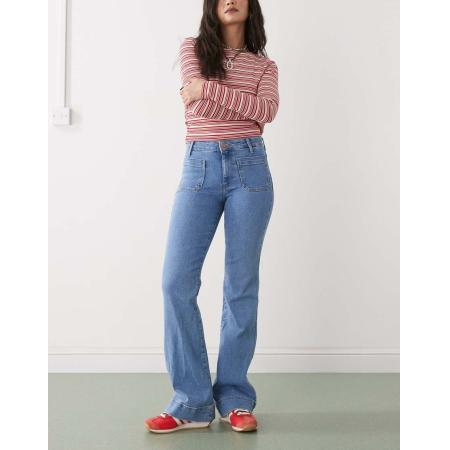 Wrangler Flared jeans met zakken aan de voorkant in felblauw