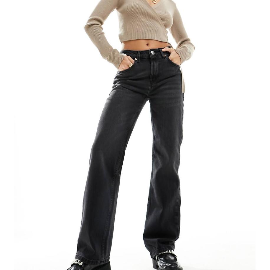 Stradivarius Petite Jeans met rechte pijpen in zwarte wassing Zwart