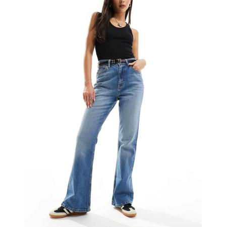 ASOS DESIGN Wijd uitlopende jeans met halfhoge taille in middenblauw