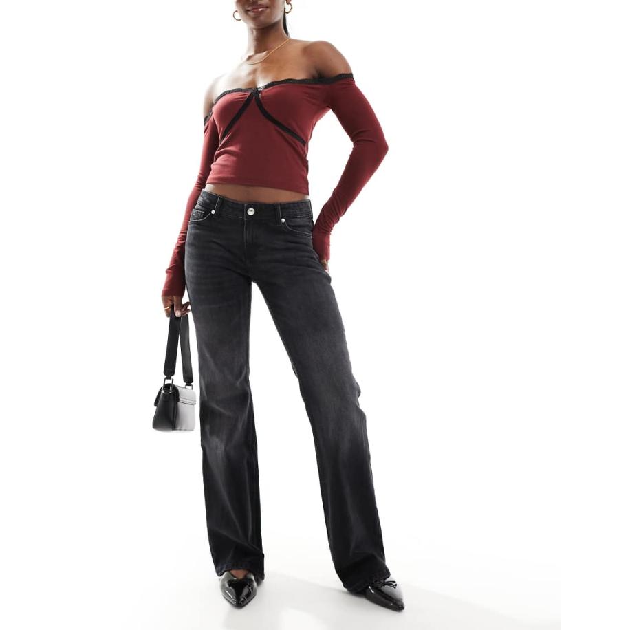 Bershka Flared jeans met lage taille in zwart Zwart