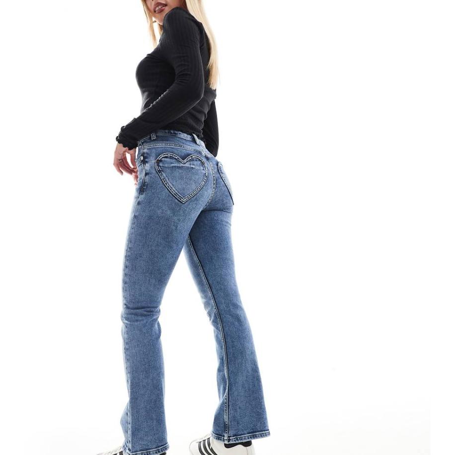 Miss Selfridge Petite Flared jeans met hartvormige achterzakken in mid-wash blauw Blauw
