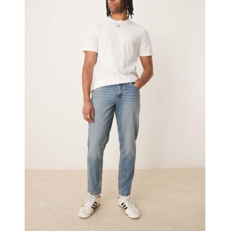 ASOS DESIGN - Jeans met smaltoelopende pijpen in middenblauwe wassing