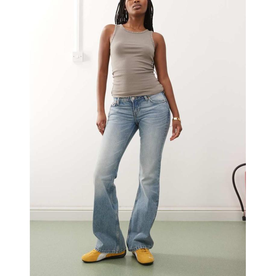 Weekday Nova Smalle bootcut jeans met lage taille in lichtblauw Blauw