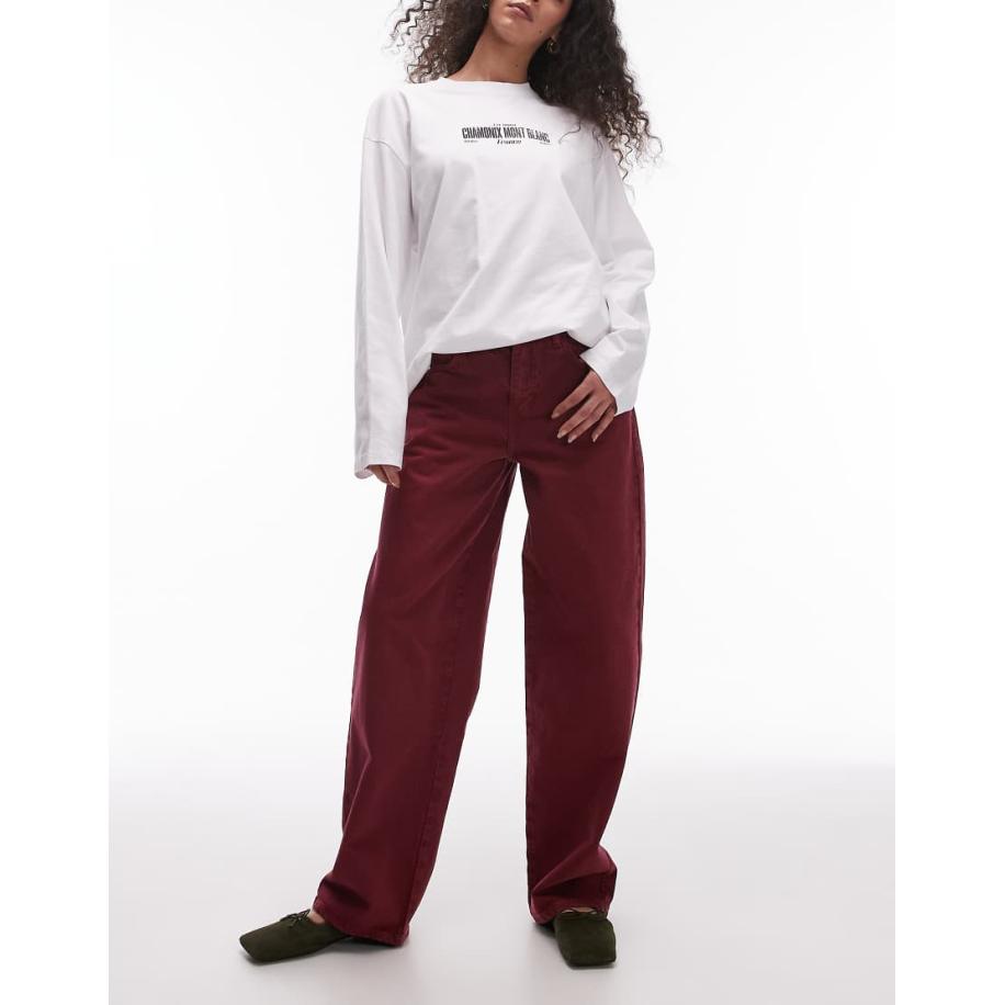 Topshop Ruimvallende jeans met lage taille en riempje achter in bordeauxrood Rood