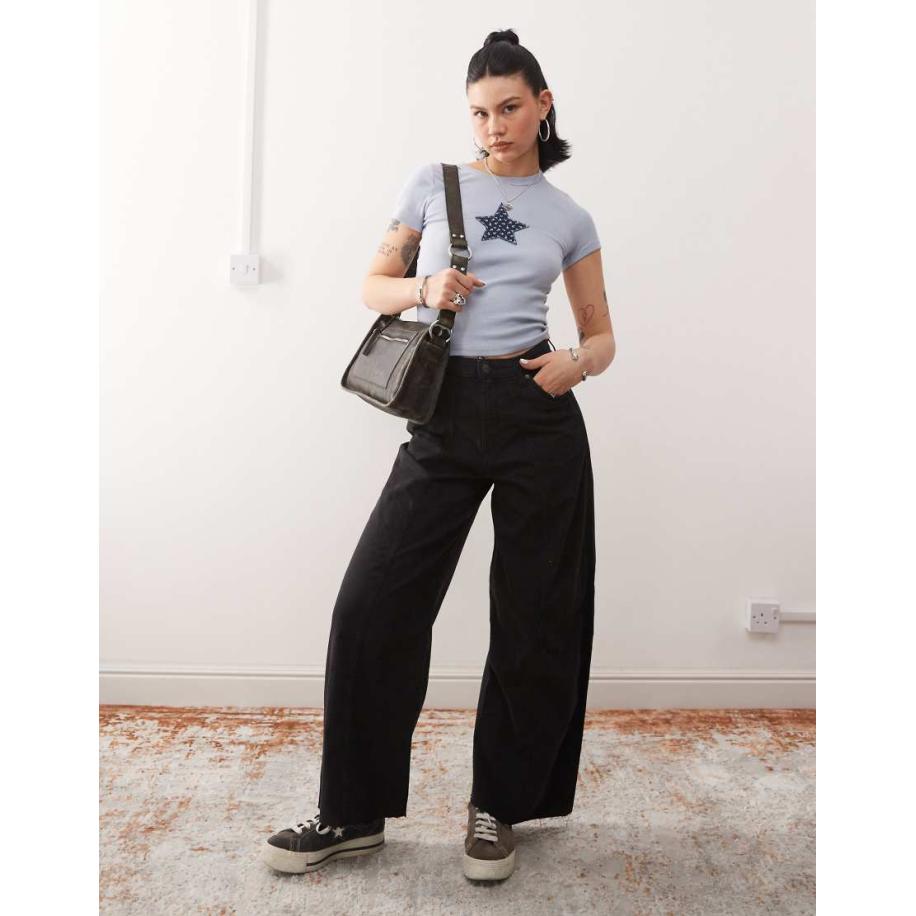 Wrangler Lichtgewicht jeans met wijde pijpen, cowboy pasvorm en naden aan de voorkant in zwart Zwart