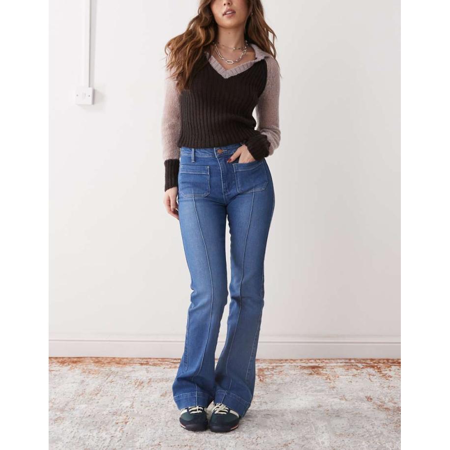 Wrangler Flared jeans met zakken en naad aan de voorkant in donkerblauwe vintage wassing Blauw