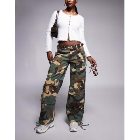 Liquor N Poker Baggy jeans met lage taille, camouflageprint en studs in multi-Veelkleurig