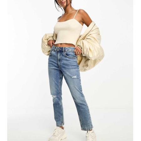 ASOS DESIGN Petite Comfortabele slim-fit mom jeans met scheur in middenblauw