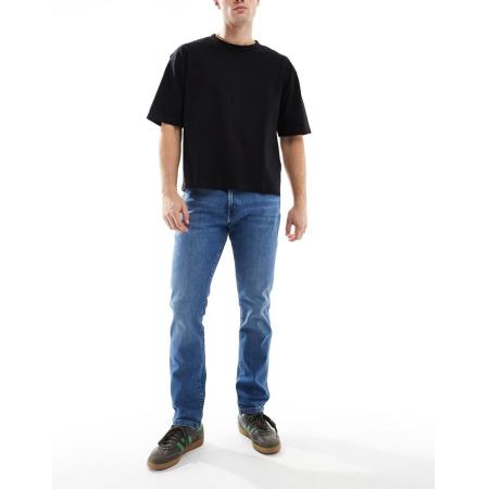 Wrangler - Larston - Slim-fit toelopende jeans in lichte wassing-Blauw