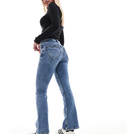 Miss Selfridge Petite Flared jeans met hartvormige achterzakken in mid-wash blauw