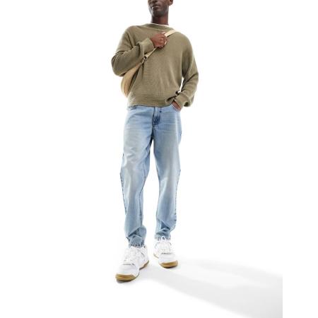 ASOS DESIGN - Toelopende jeans met getinte wassing in lichtblauw